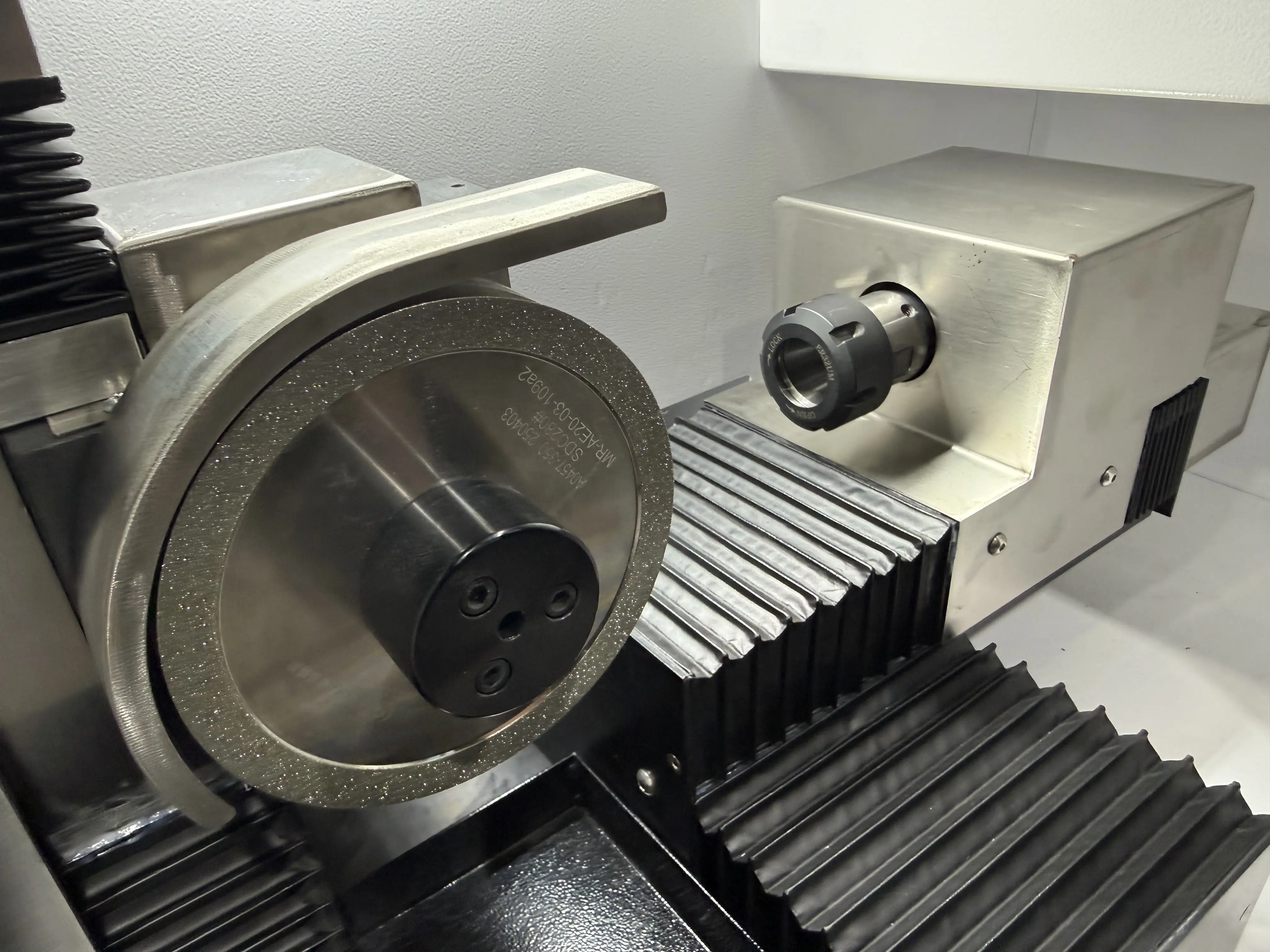 Заточной станок с ЧПУ для фрез REALREZ-AE30 - фото