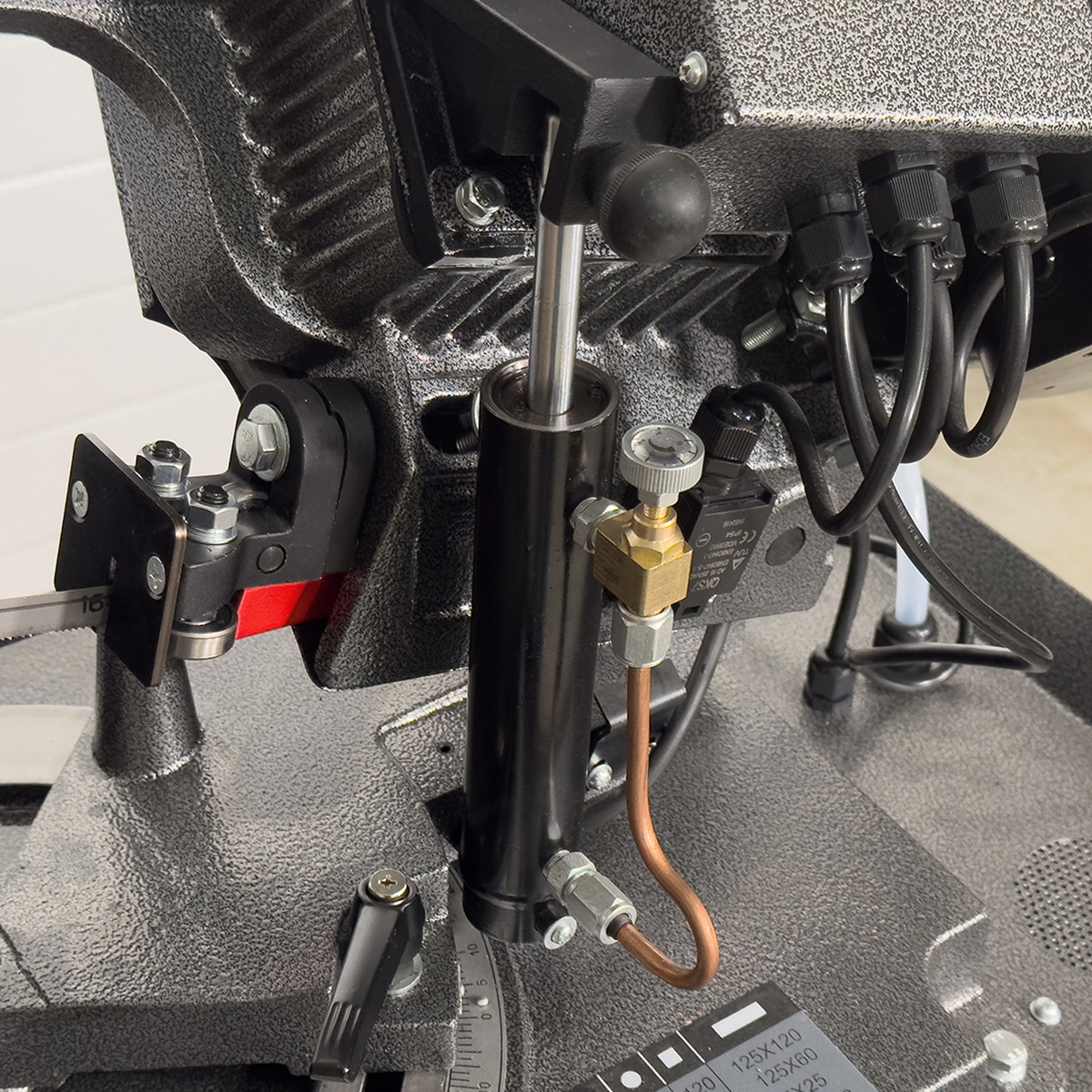 Ленточная пила по металлу AURA LM-128SHDV/220 - фото