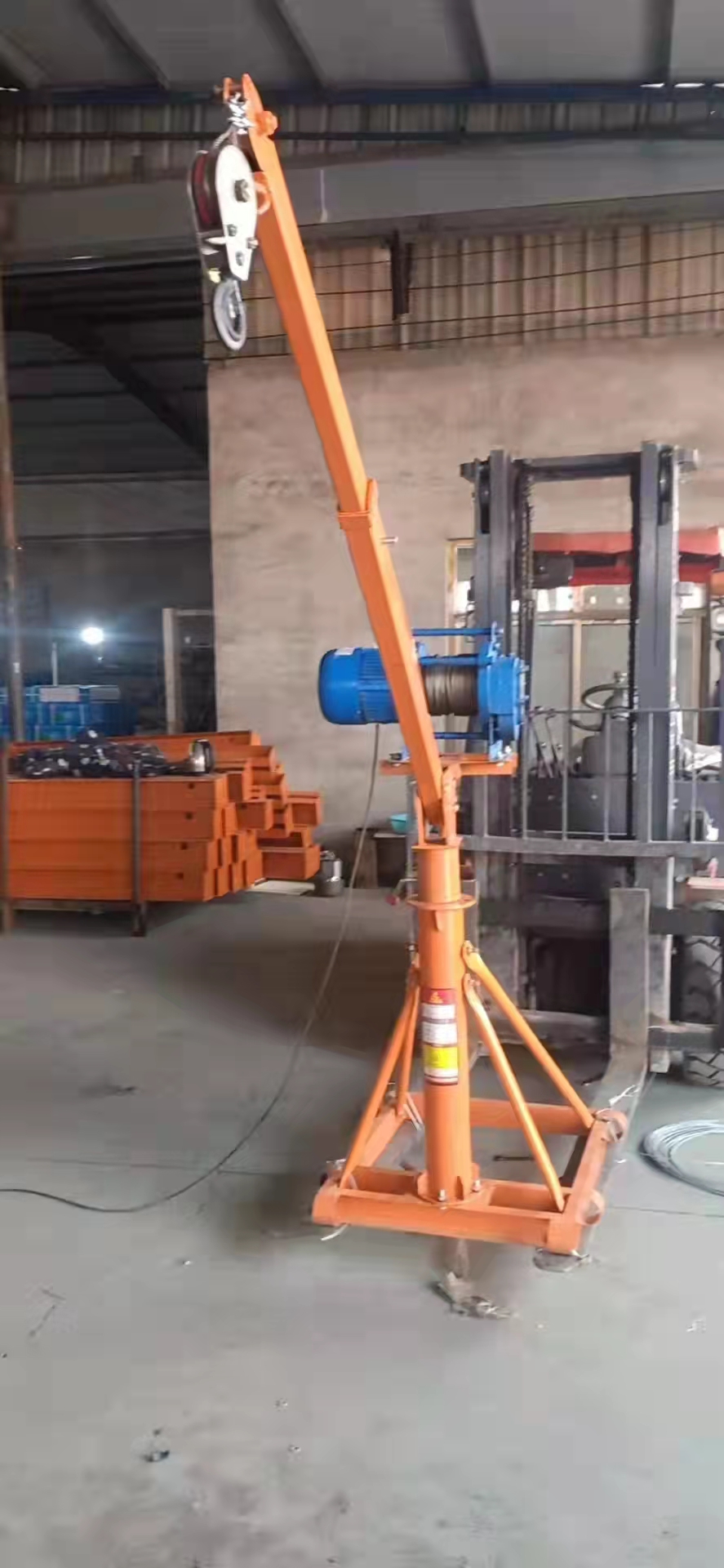 Мини-кран строительный TOR KM 300/500 кг 60/30 м с поворотной стрелой и электролебедкой (220В) - фото