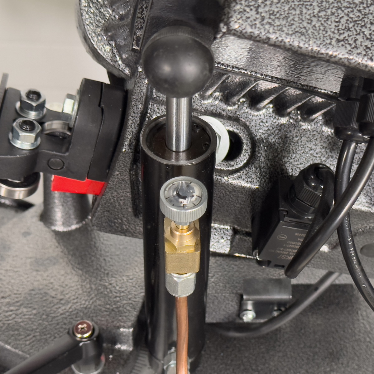 Ленточная пила по металлу AURA LM-128SHDV/220 - фото