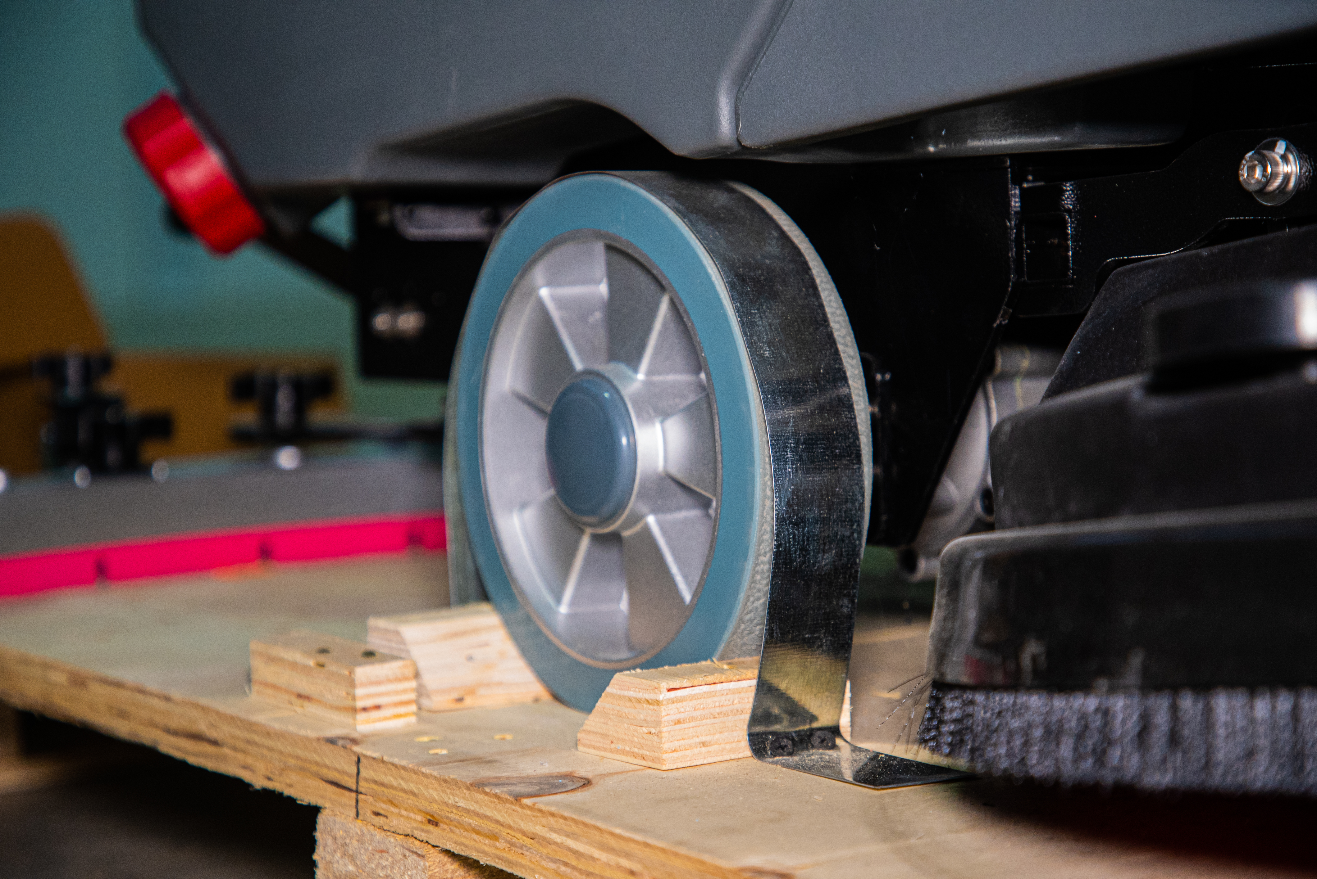 Машина поломоечная TOR COMPACT 60T с тяговым приводом и АКБ Li-ion - фото