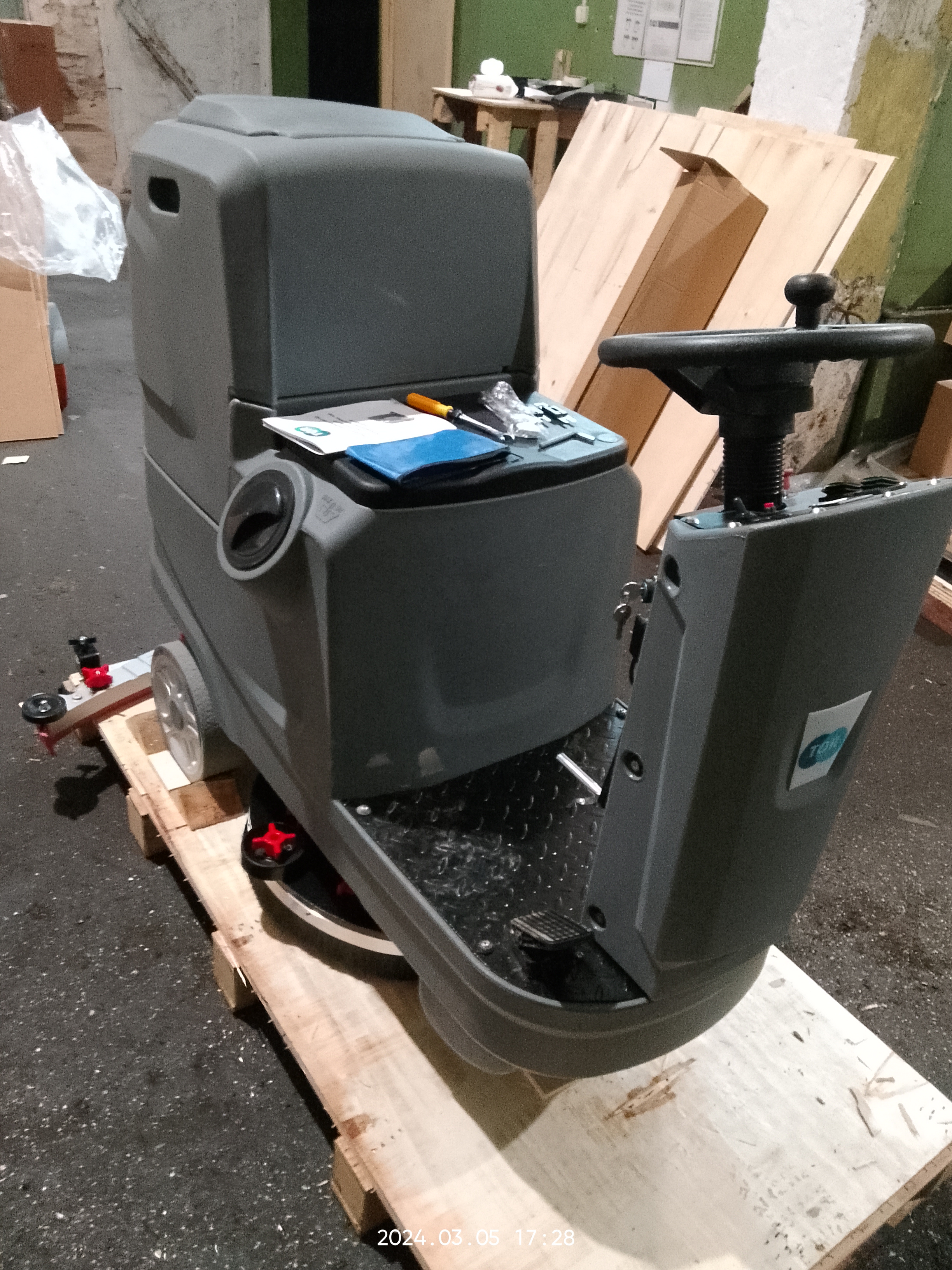 Машина поломоечная TOR COMFORT 70 с АКБ GEL 24/100 В/Ач - фото