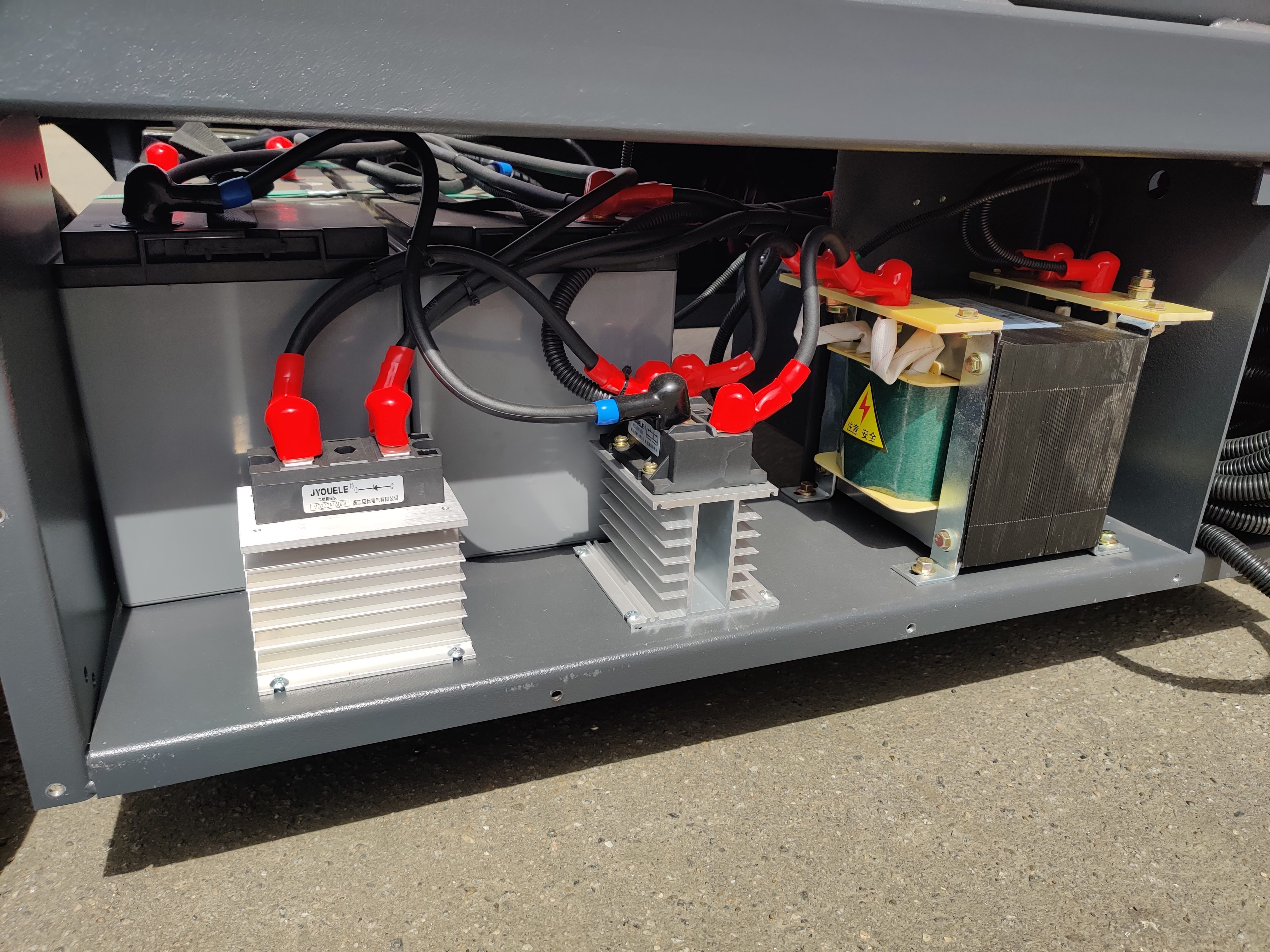 Телескопический подъемник GROST Tower Drive 500-11 с выдвижной платформой с питанием от аккумулятора - фото