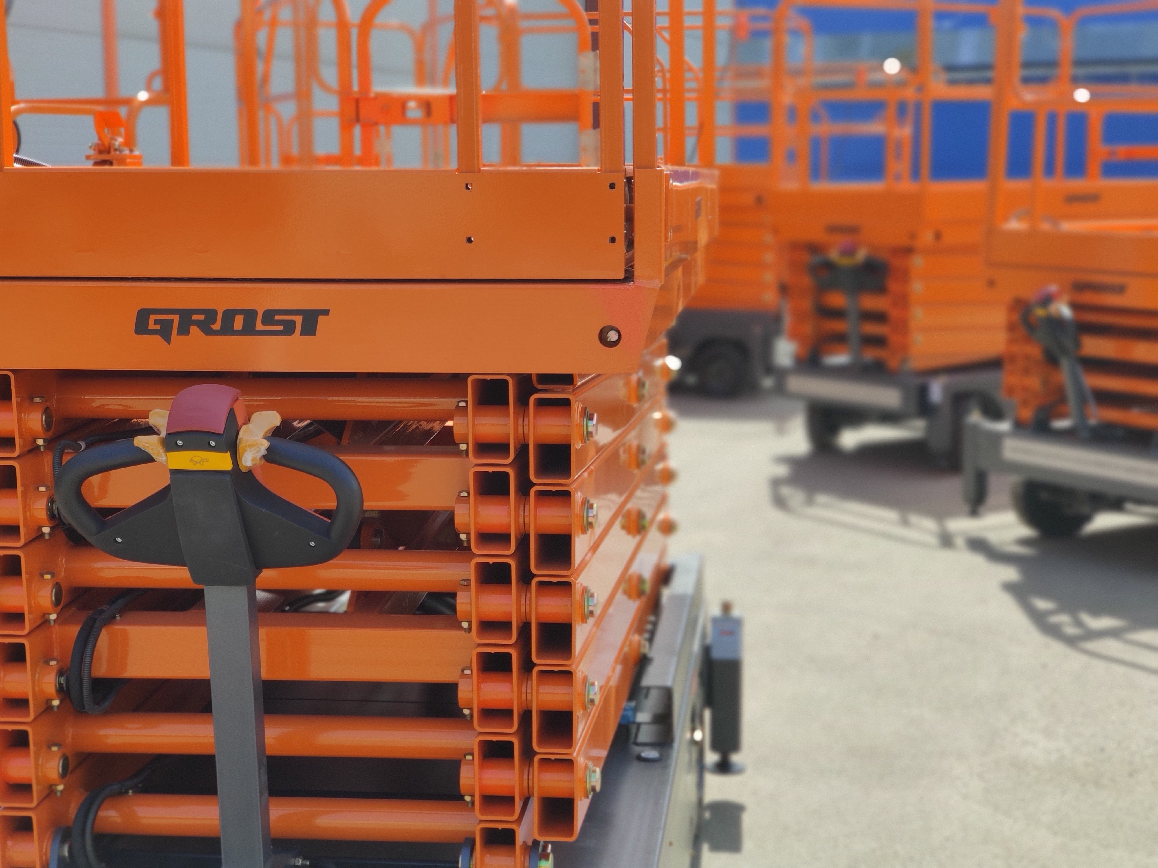 Телескопический подъемник GROST Tower Drive 500-11 с выдвижной платформой с питанием от аккумулятора - фото