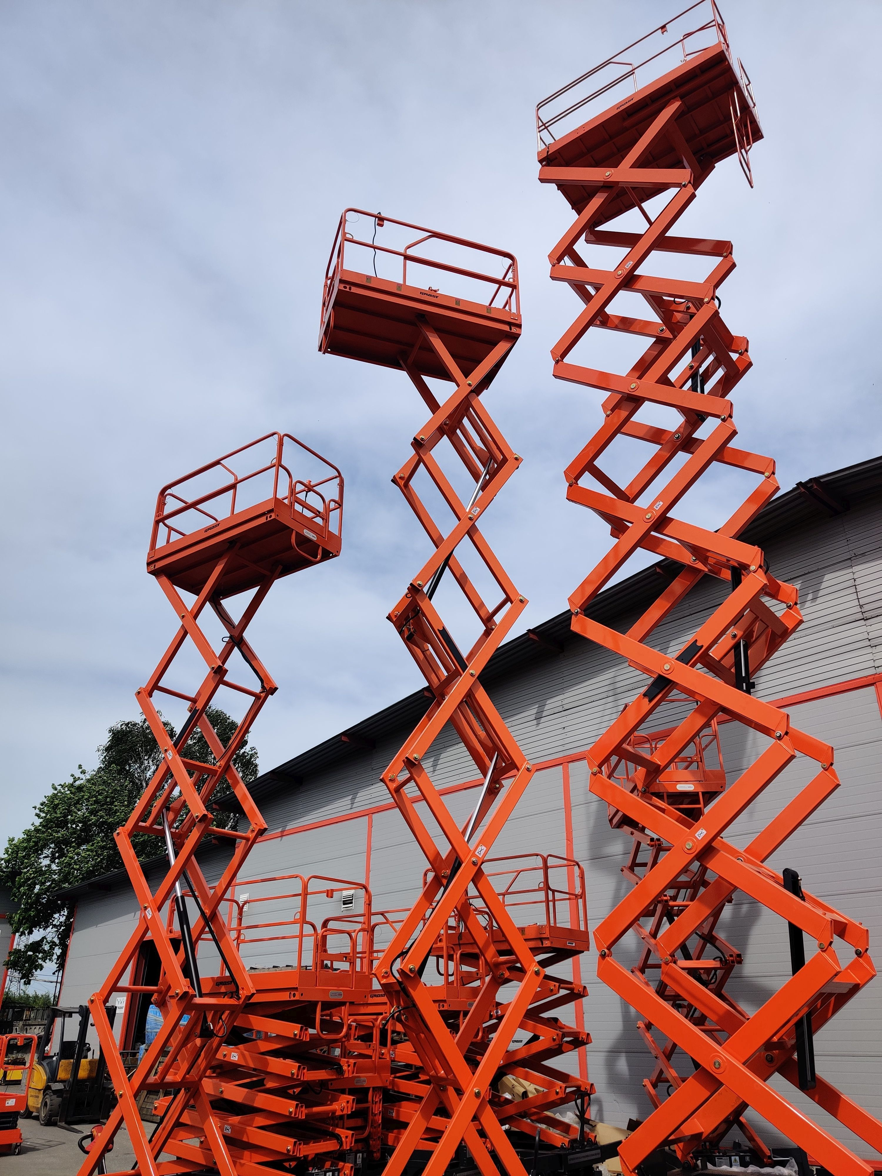 Телескопический подъемник GROST Tower Drive 500-11 с выдвижной платформой с питанием от аккумулятора - фото