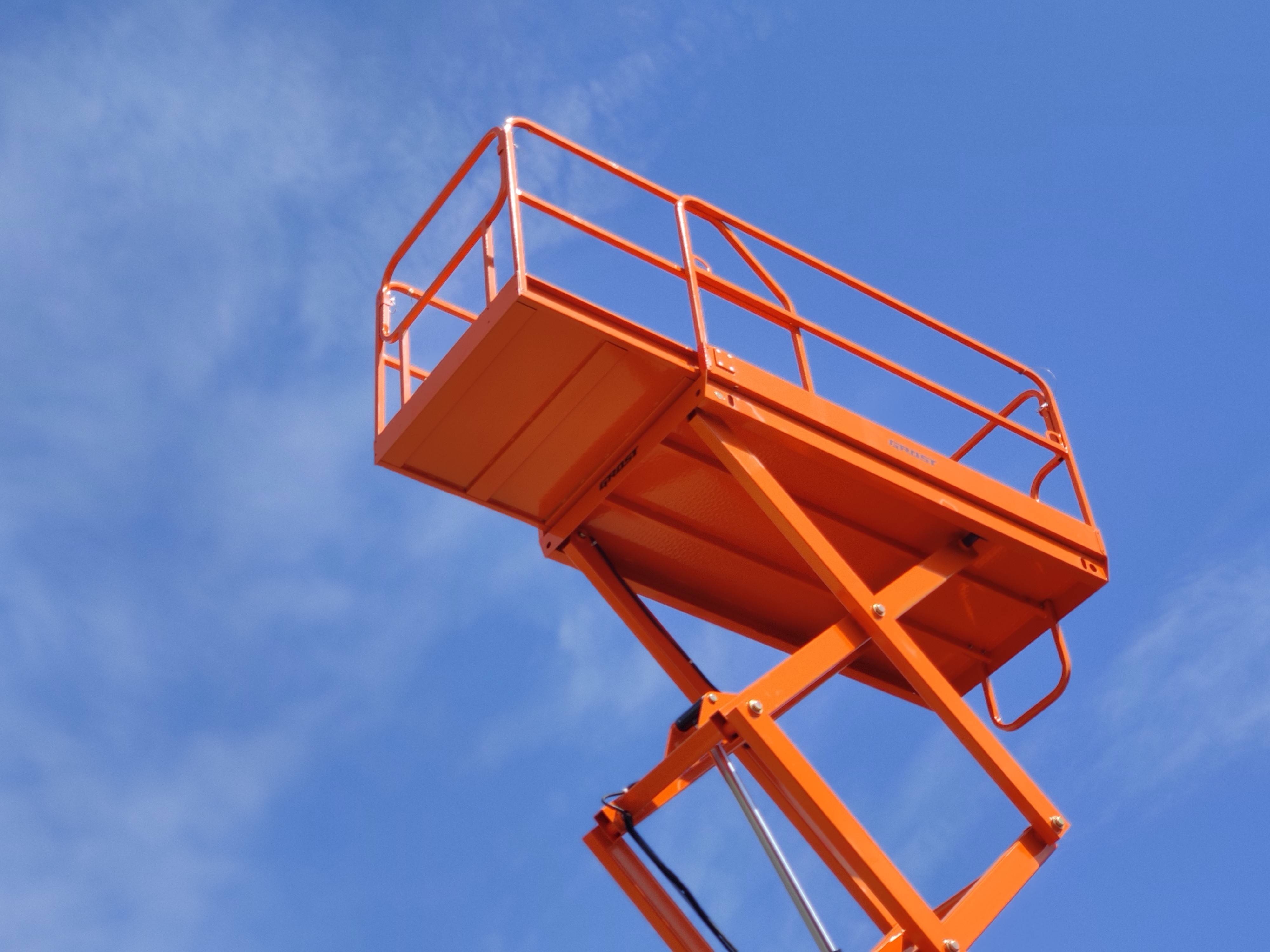 Телескопический подъемник GROST Tower Drive 500-11 с выдвижной платформой с питанием от аккумулятора - фото