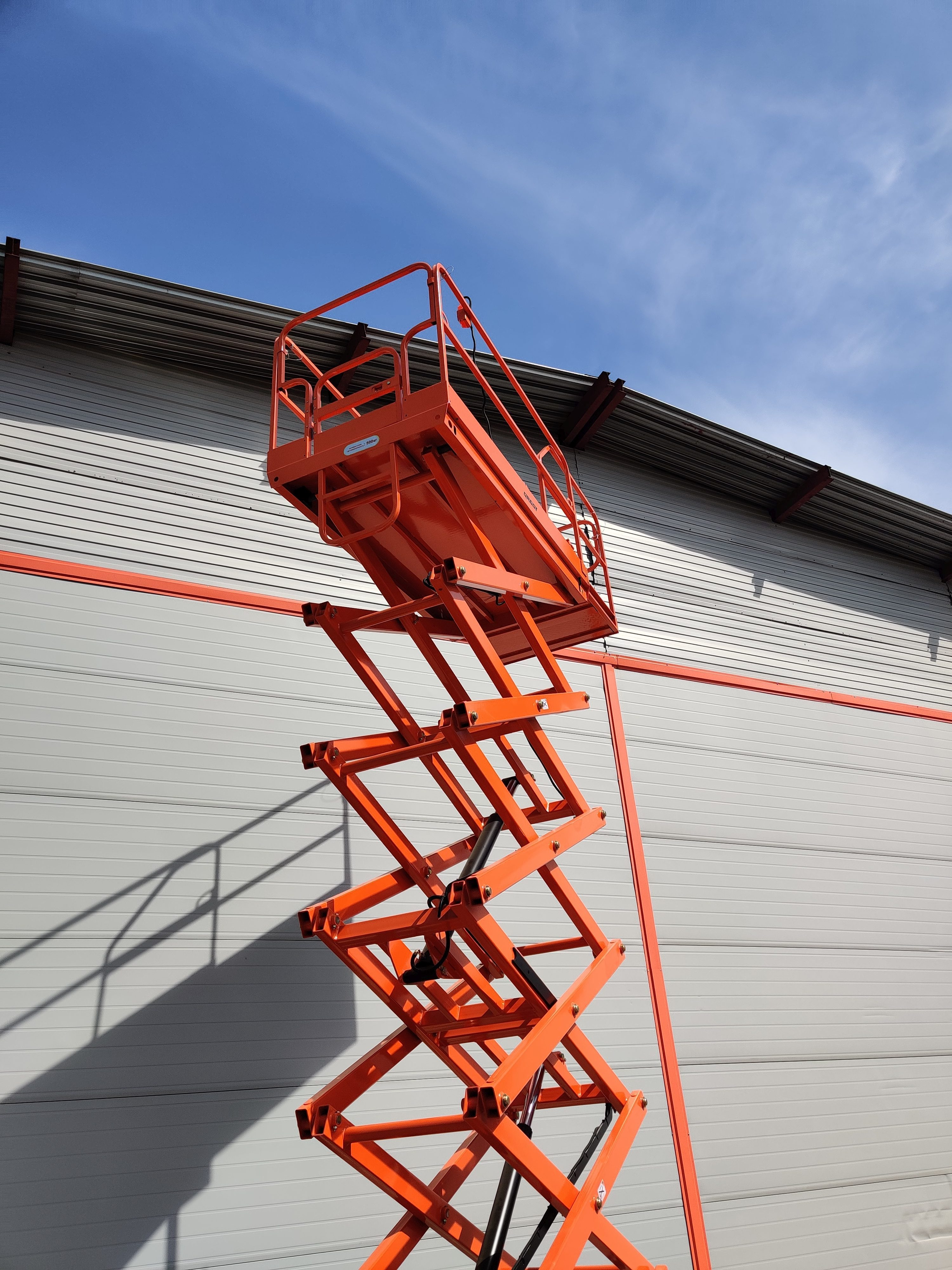 Телескопический подъемник GROST Tower Drive 500-11 с выдвижной платформой с питанием от аккумулятора - фото