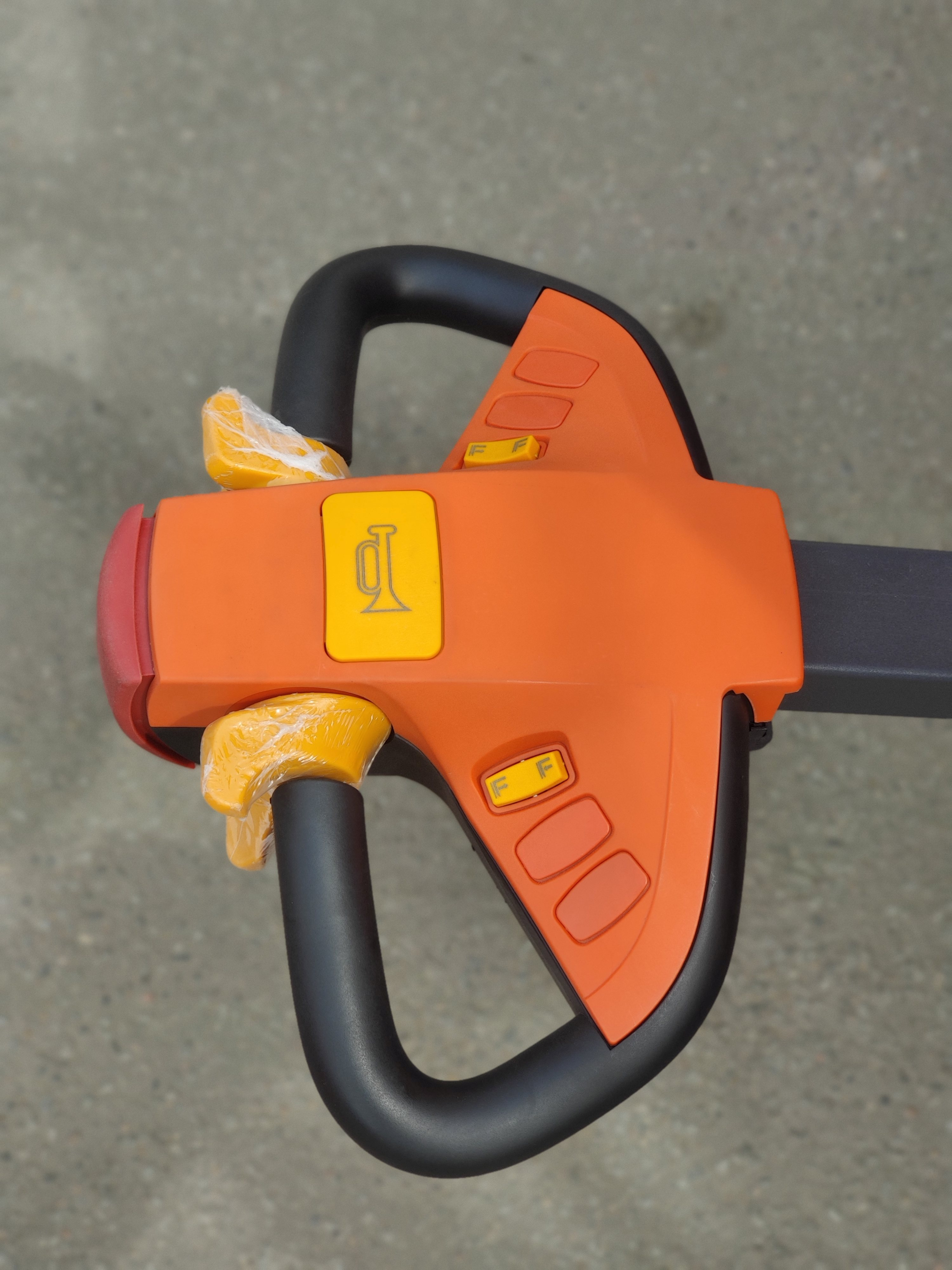 Телескопический подъемник GROST Tower Drive 500-11 с выдвижной платформой с питанием от аккумулятора - фото