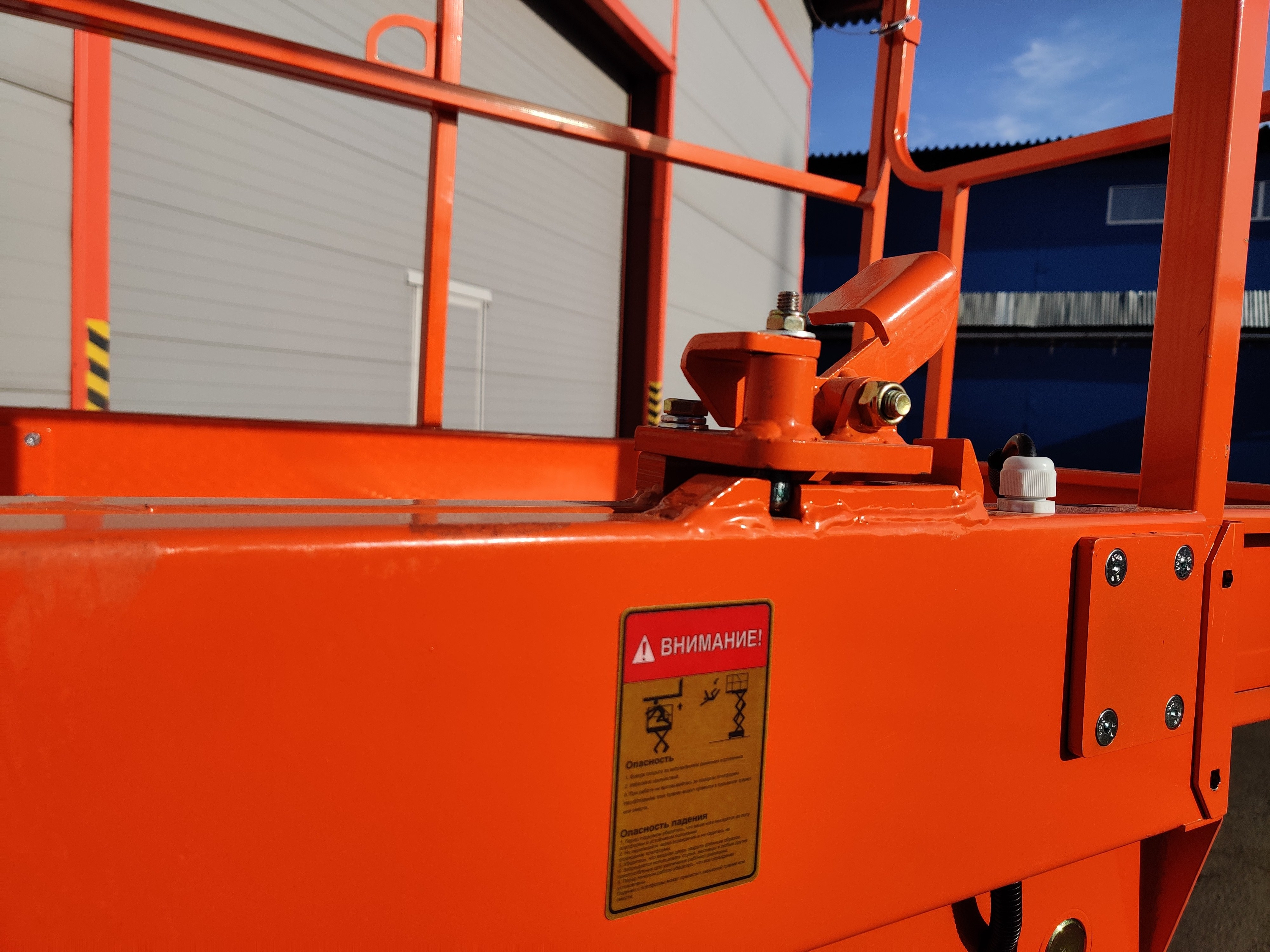 Телескопический подъемник GROST Tower Drive 500-11 с выдвижной платформой с питанием от аккумулятора - фото