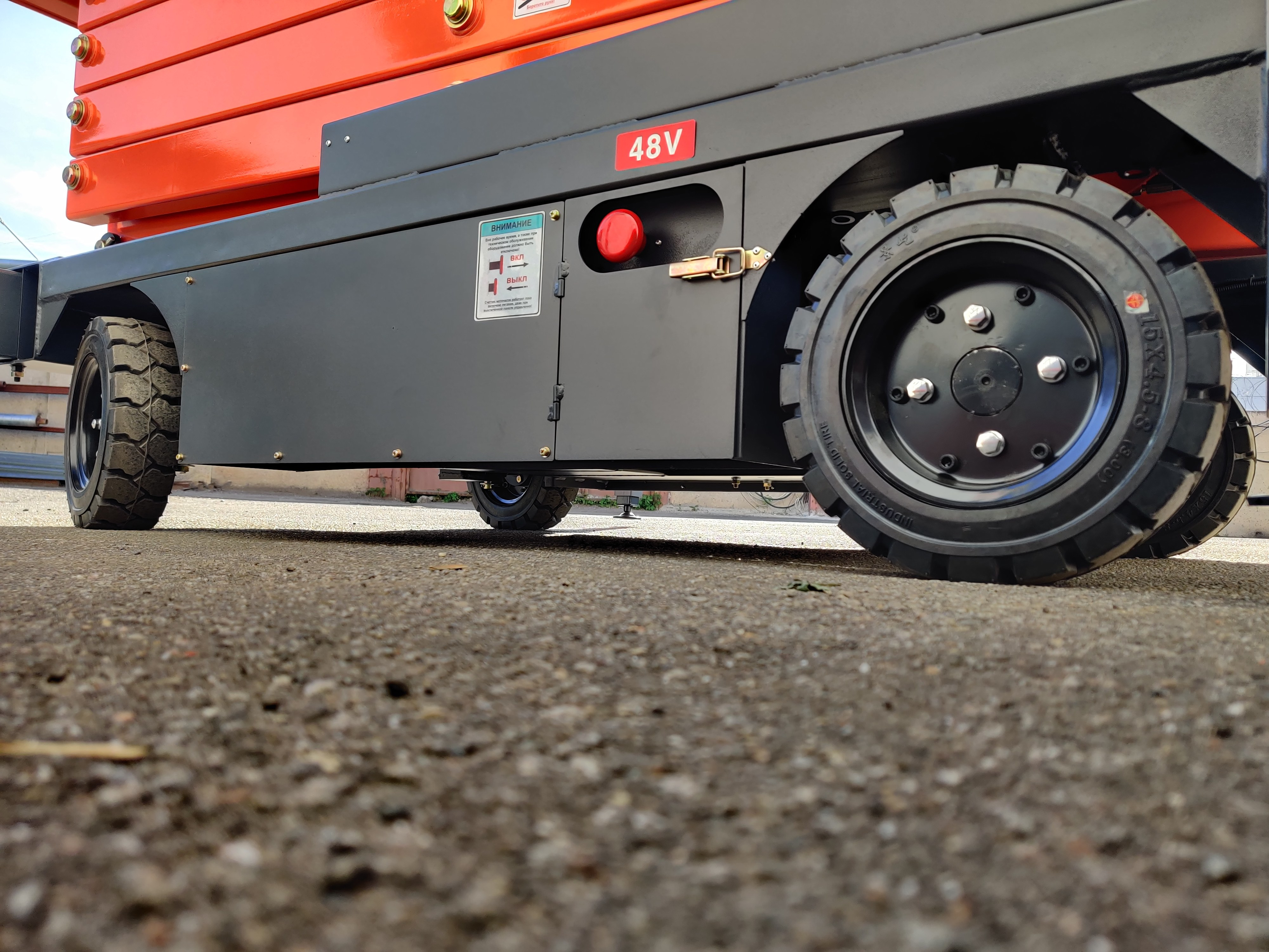 Телескопический подъемник GROST Tower Drive 500-11 с выдвижной платформой с питанием от аккумулятора - фото