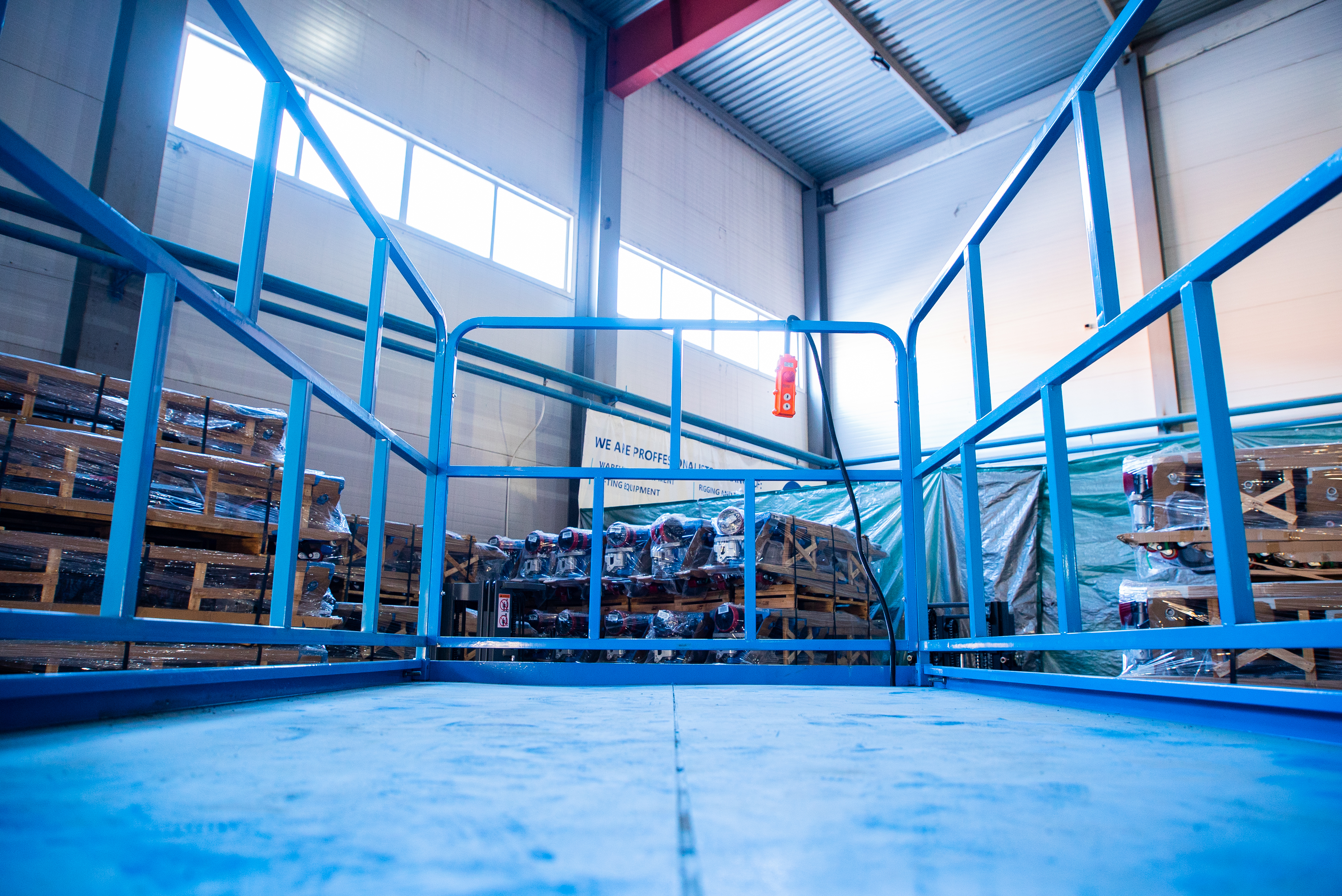 Подъемник ножничный передвижной аккумуляторный 500 кг, 12/14 м, 24/85 В/Ач TOR SJY-0,5-12 DC - фото