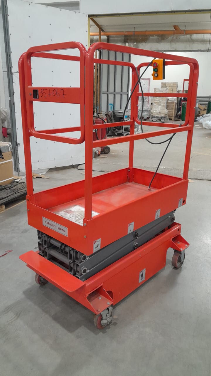 Подъемник ножничный передвижной аккумуляторный 500 кг, 12/14 м, 24/85 В/Ач TOR SJY-0,5-12 DC - фото