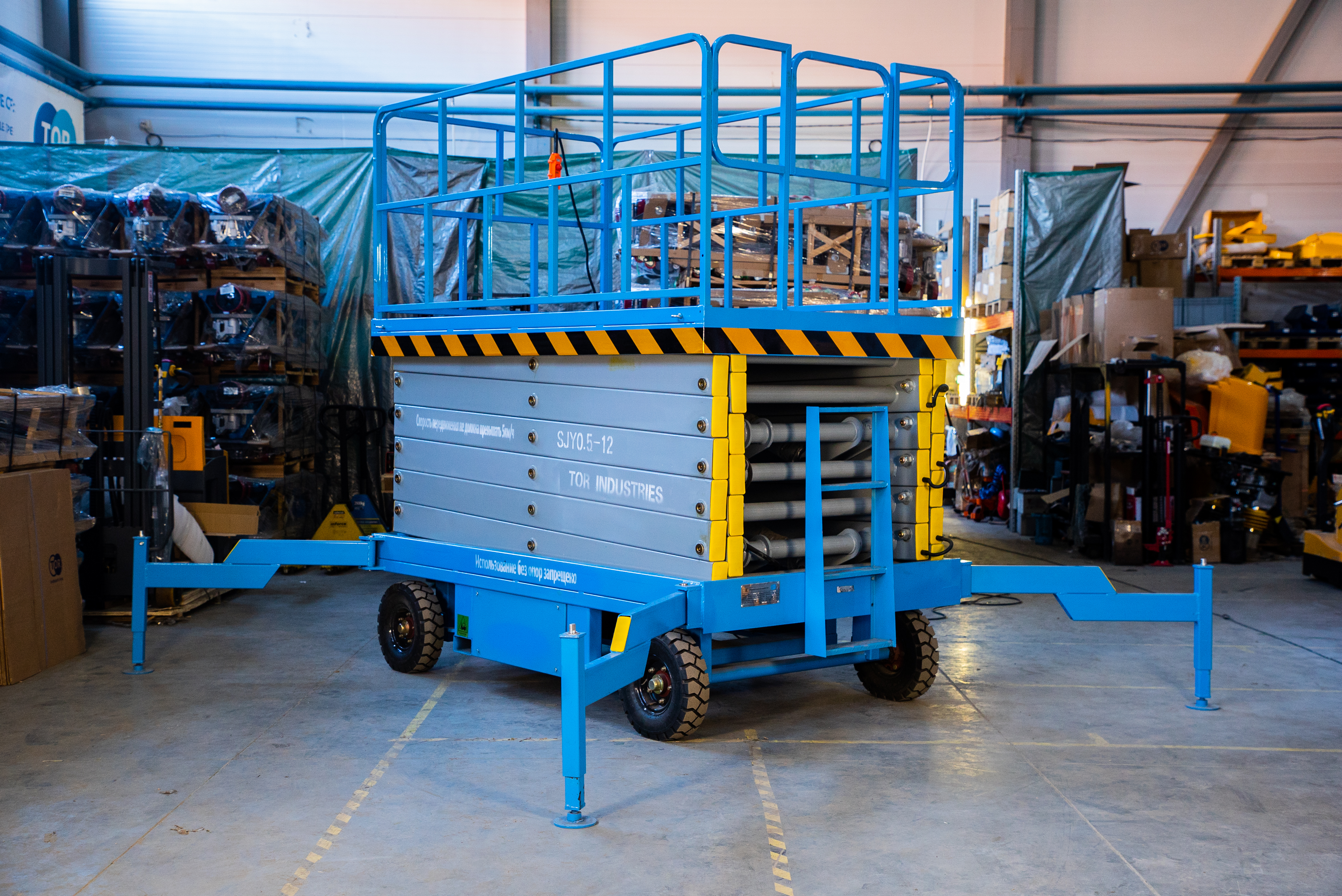 Подъемник ножничный передвижной аккумуляторный 500 кг, 12/14 м, 24/85 В/Ач TOR SJY-0,5-12 DC - фото