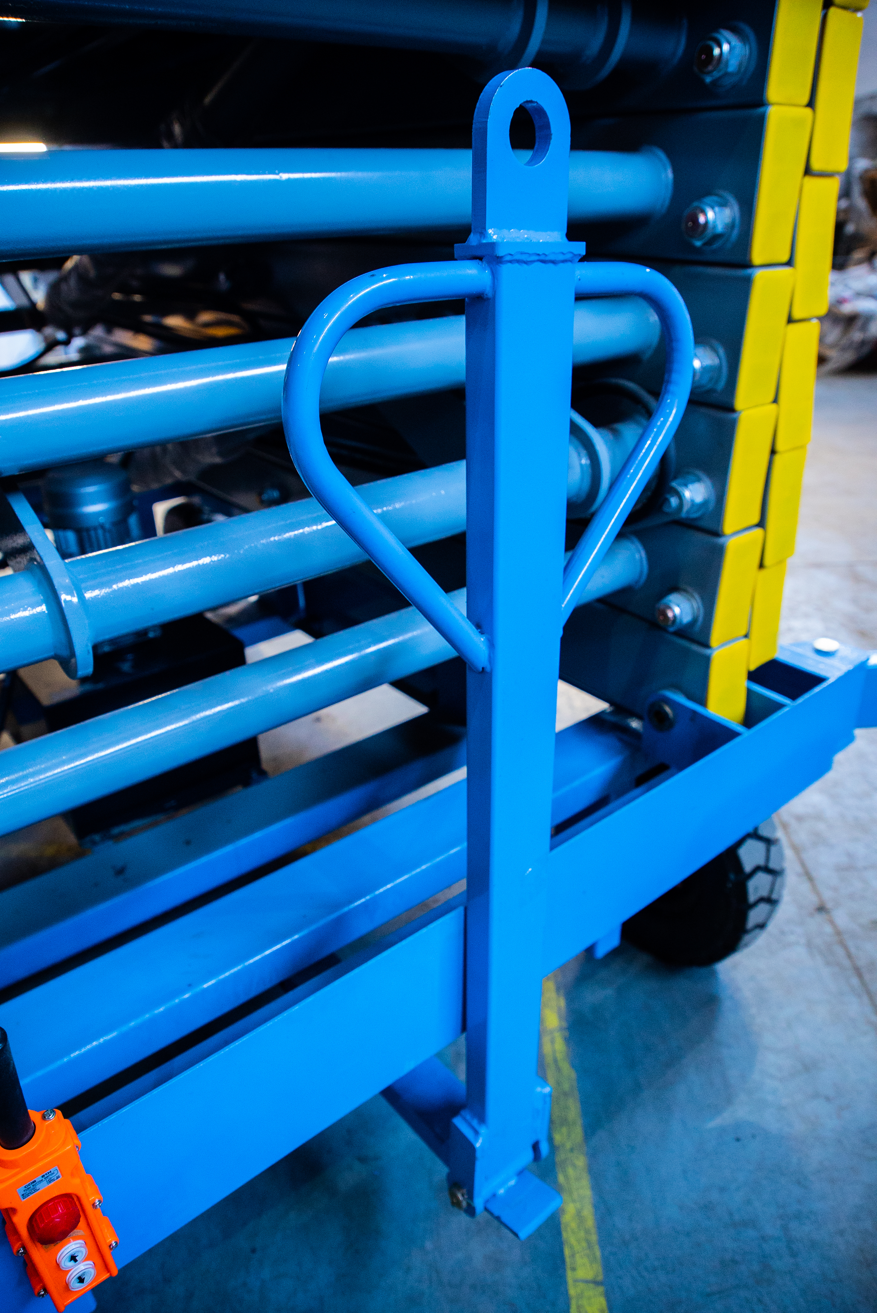 Подъемник ножничный передвижной аккумуляторный 500 кг, 12/14 м, 24/85 В/Ач TOR SJY-0,5-12 DC - фото