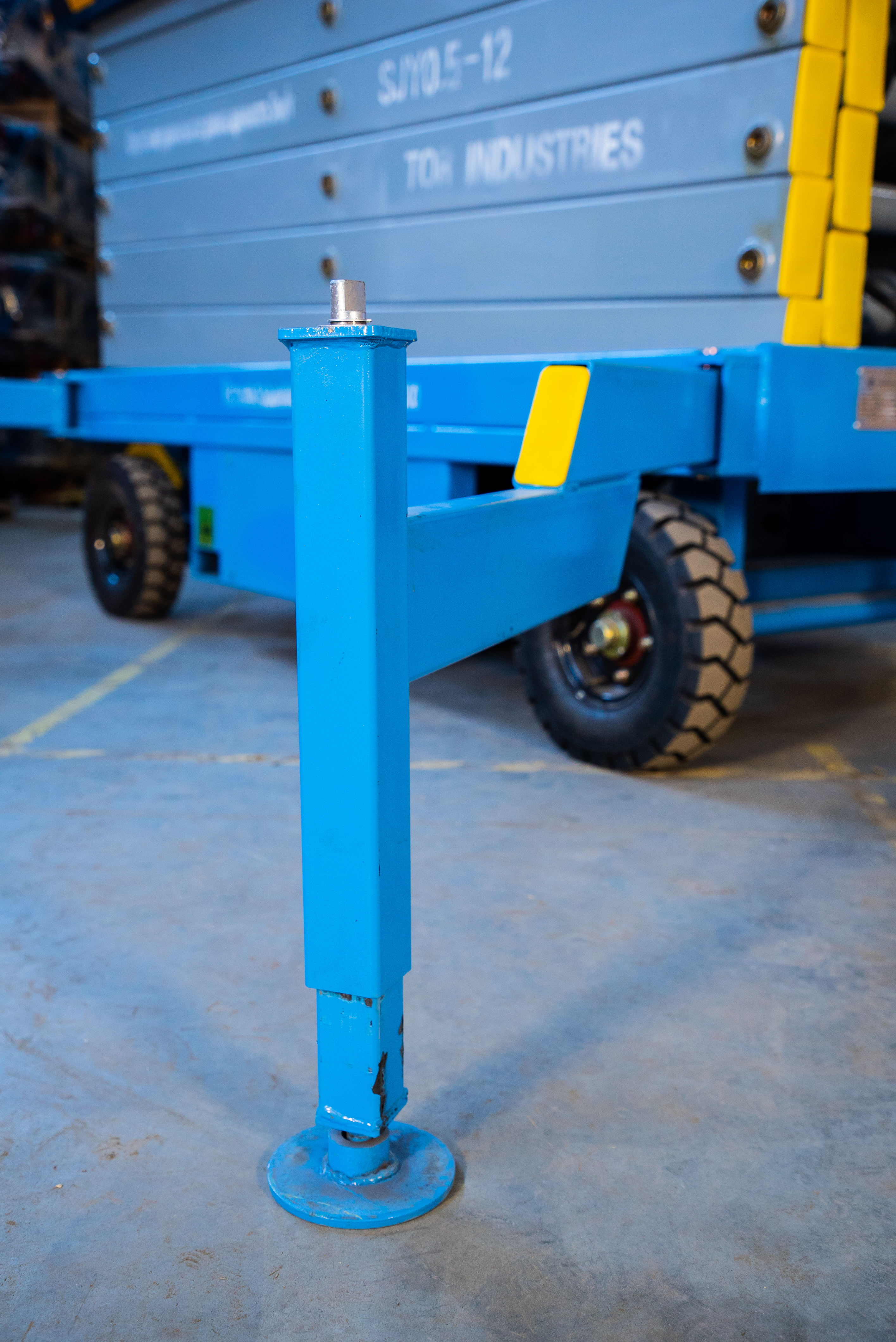 Подъемник ножничный передвижной 500 кг 9/11 м TOR SJY-0,5-9 AC 220В сетевой - фото