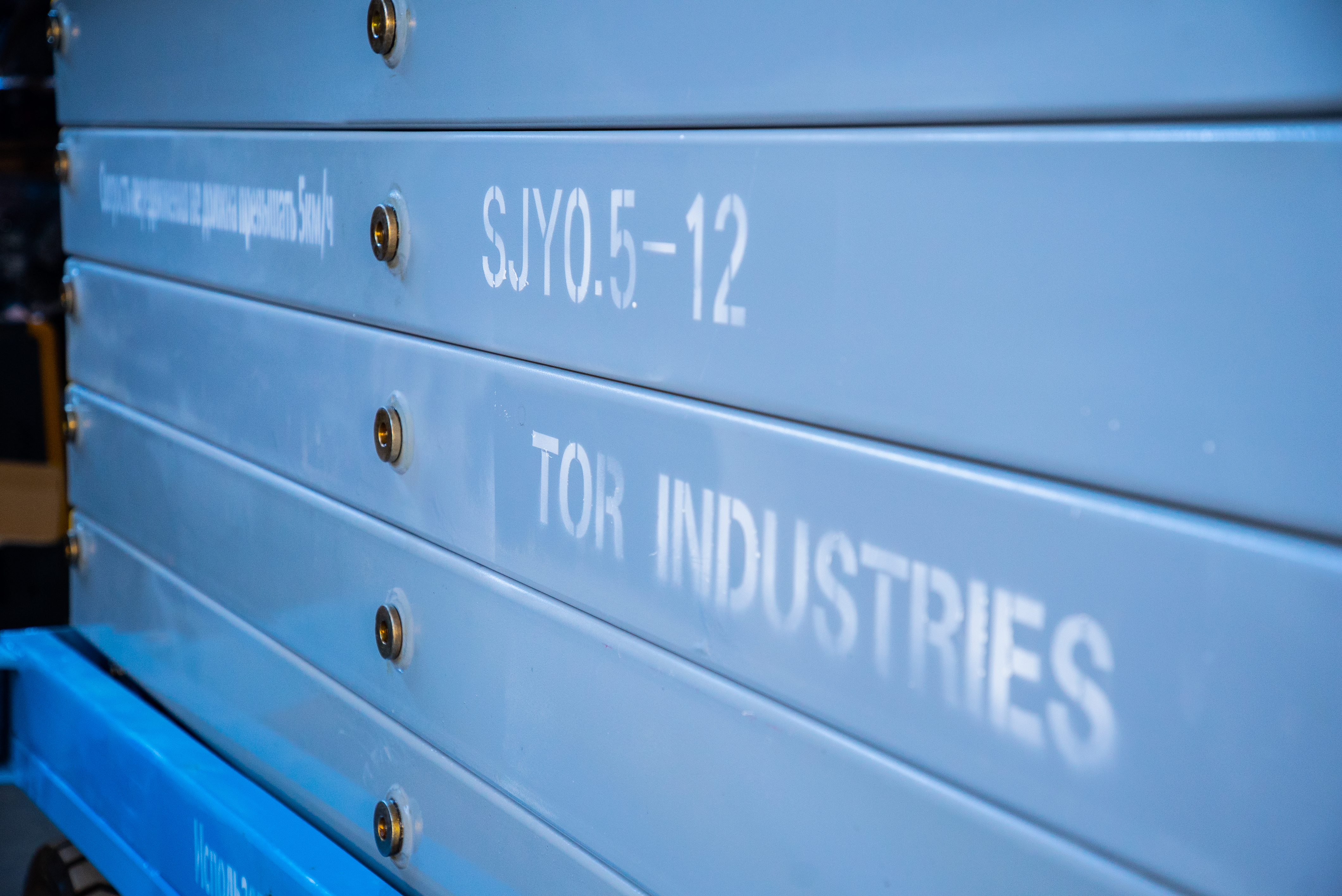 Подъемник ножничный передвижной 500 кг 9/11 м TOR SJY-0,5-9 AC 220В сетевой - фото