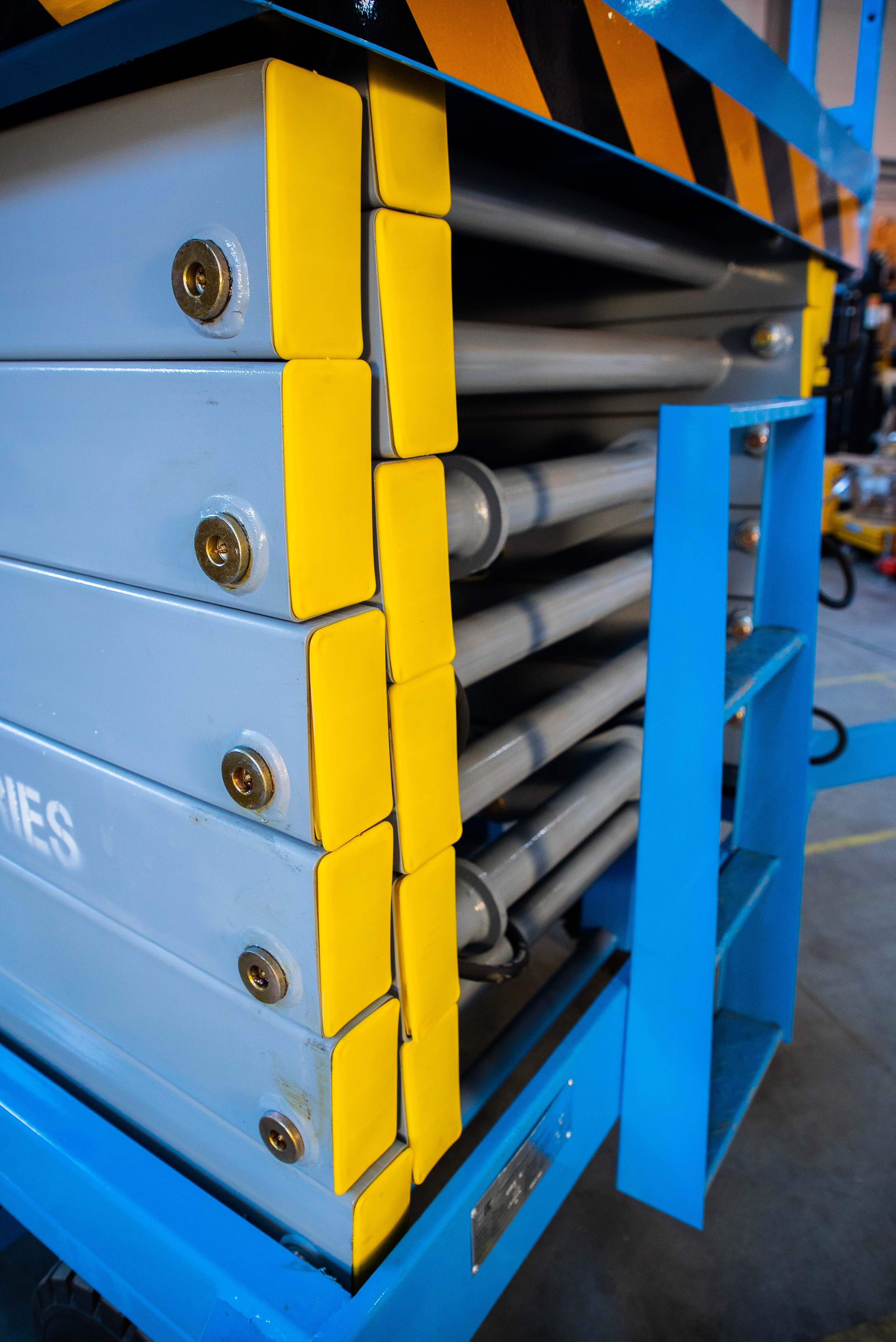 Подъемник ножничный передвижной 500 кг 9/11 м TOR SJY-0,5-9 AC 220В сетевой - фото