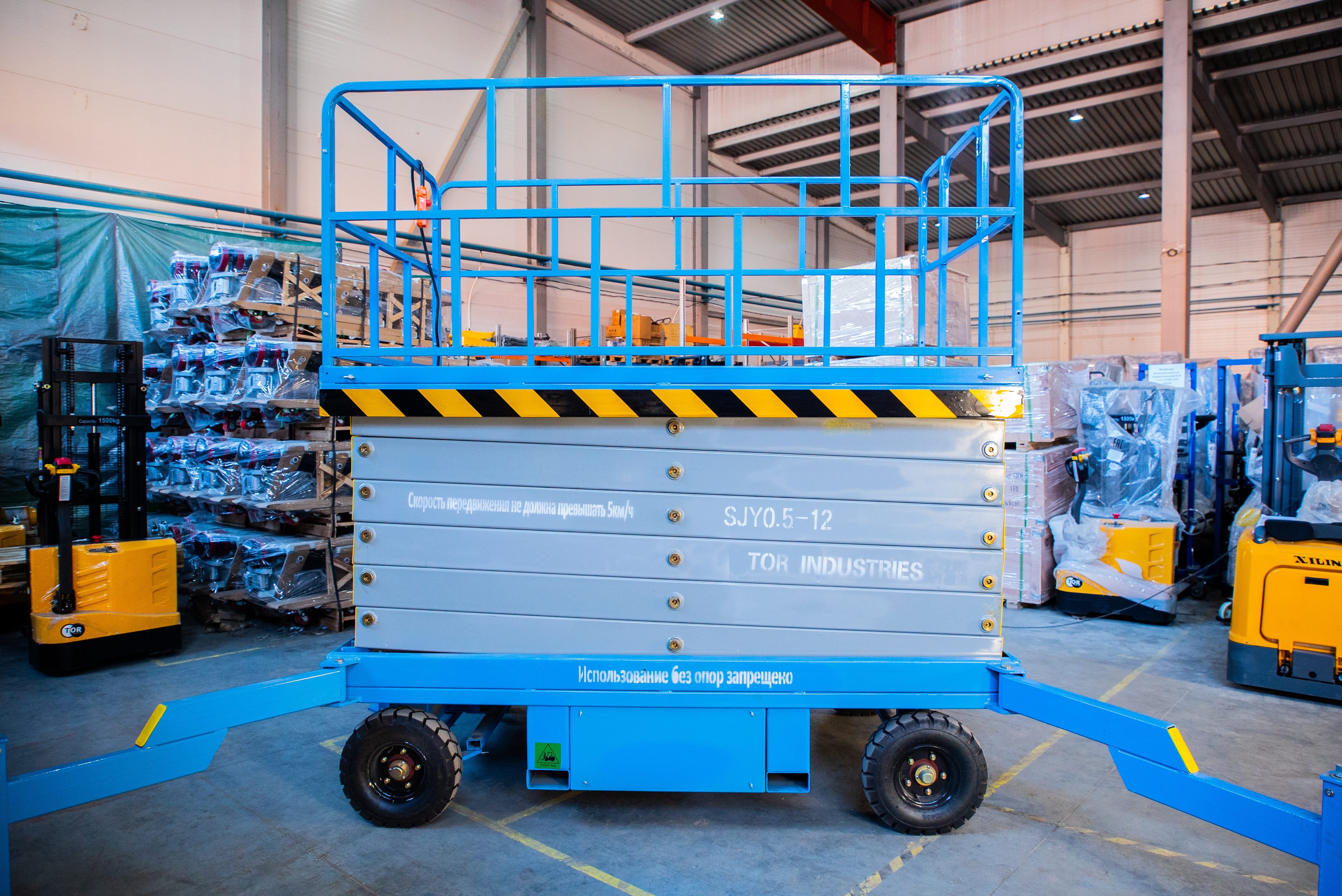 Подъемник ножничный передвижной 500 кг 9/11 м TOR SJY-0,5-9 AC 220В сетевой - фото