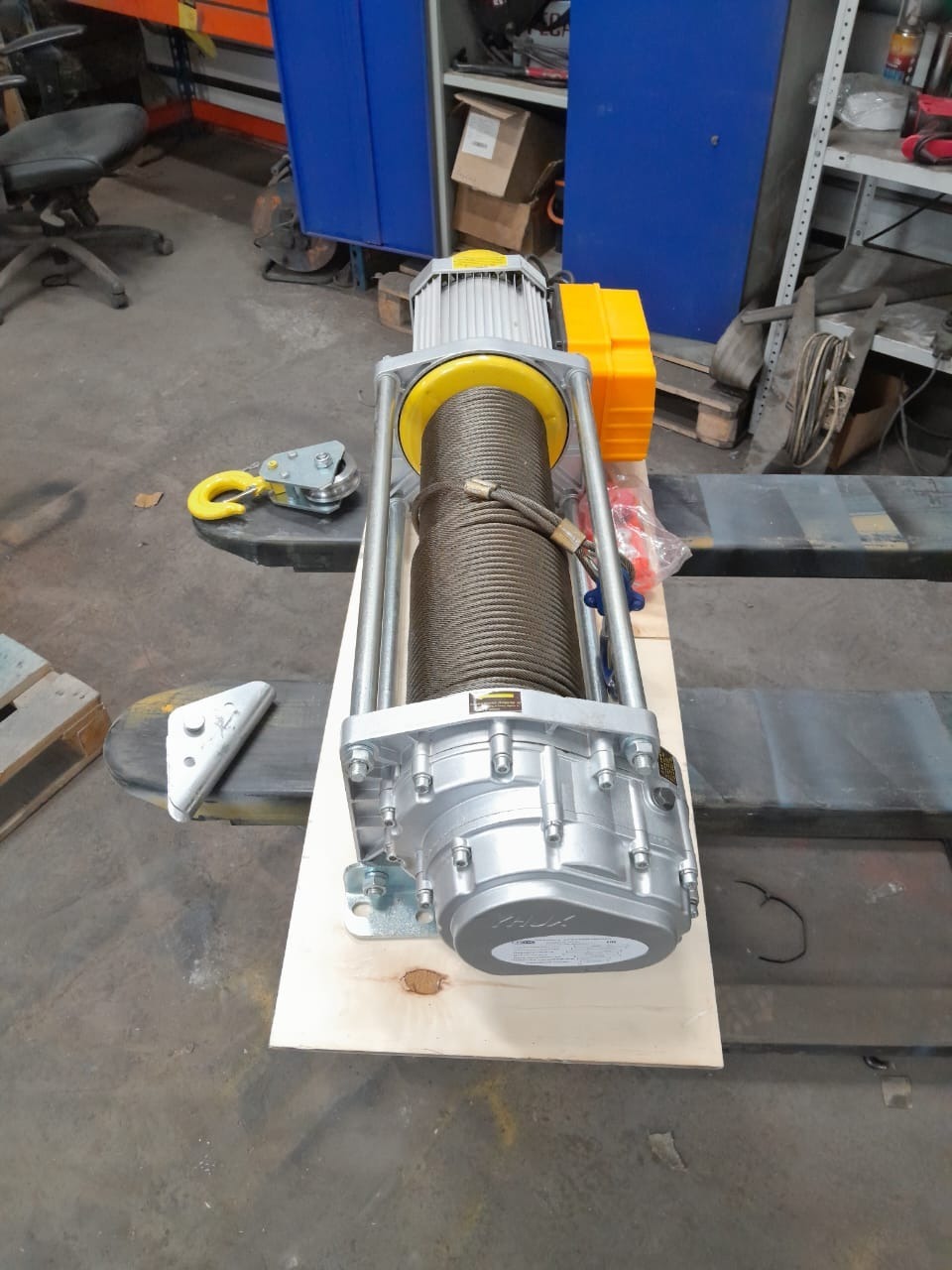 Лебедка электрическая 1000кг 100м с канатом 220В алюминиевый корпус TOR KCD(А) - фото