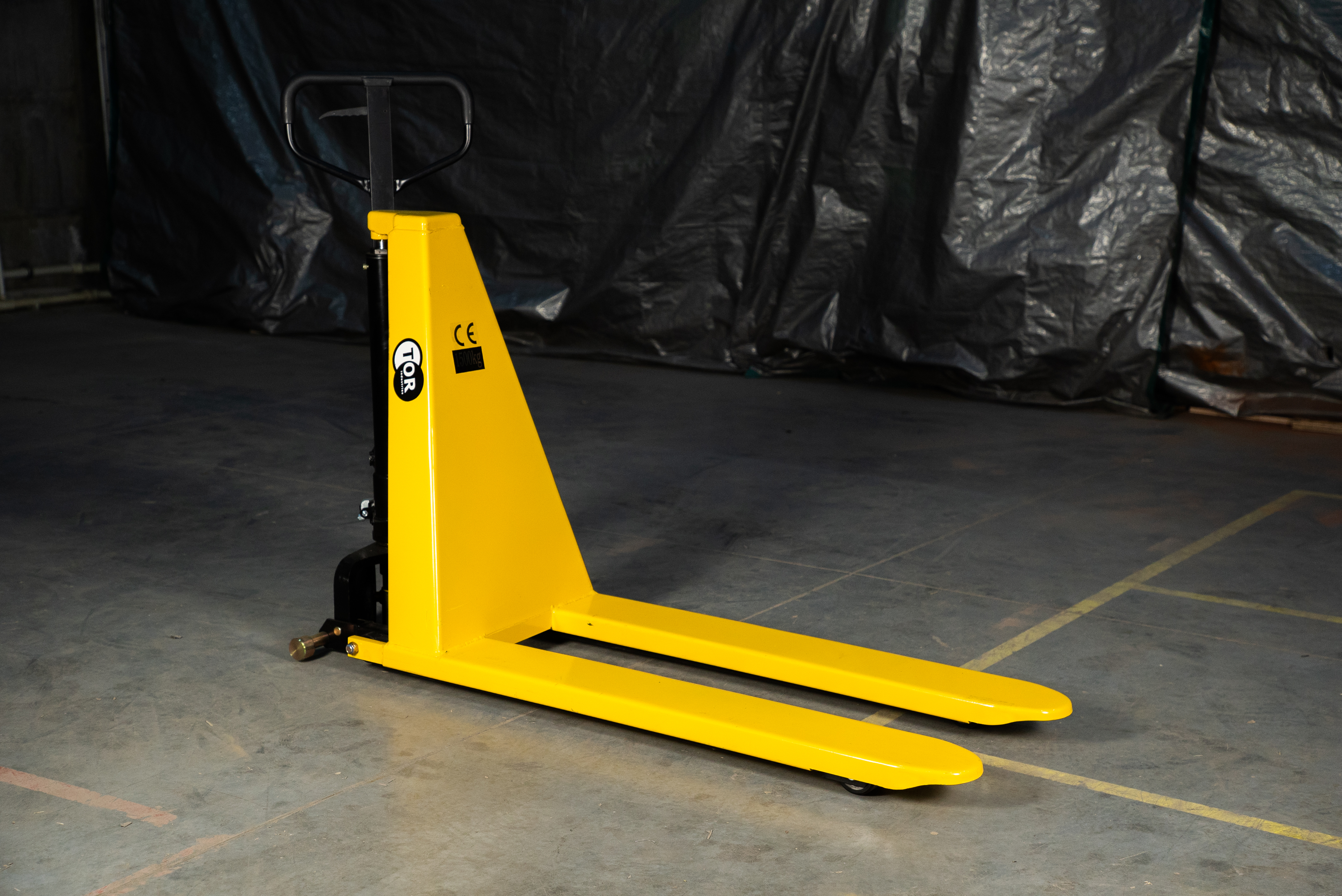 Тележка гидравлическая с ножничным подъемом 1500 кг 1150 мм полиуретановые колеса TOR HLS1500Q - фото