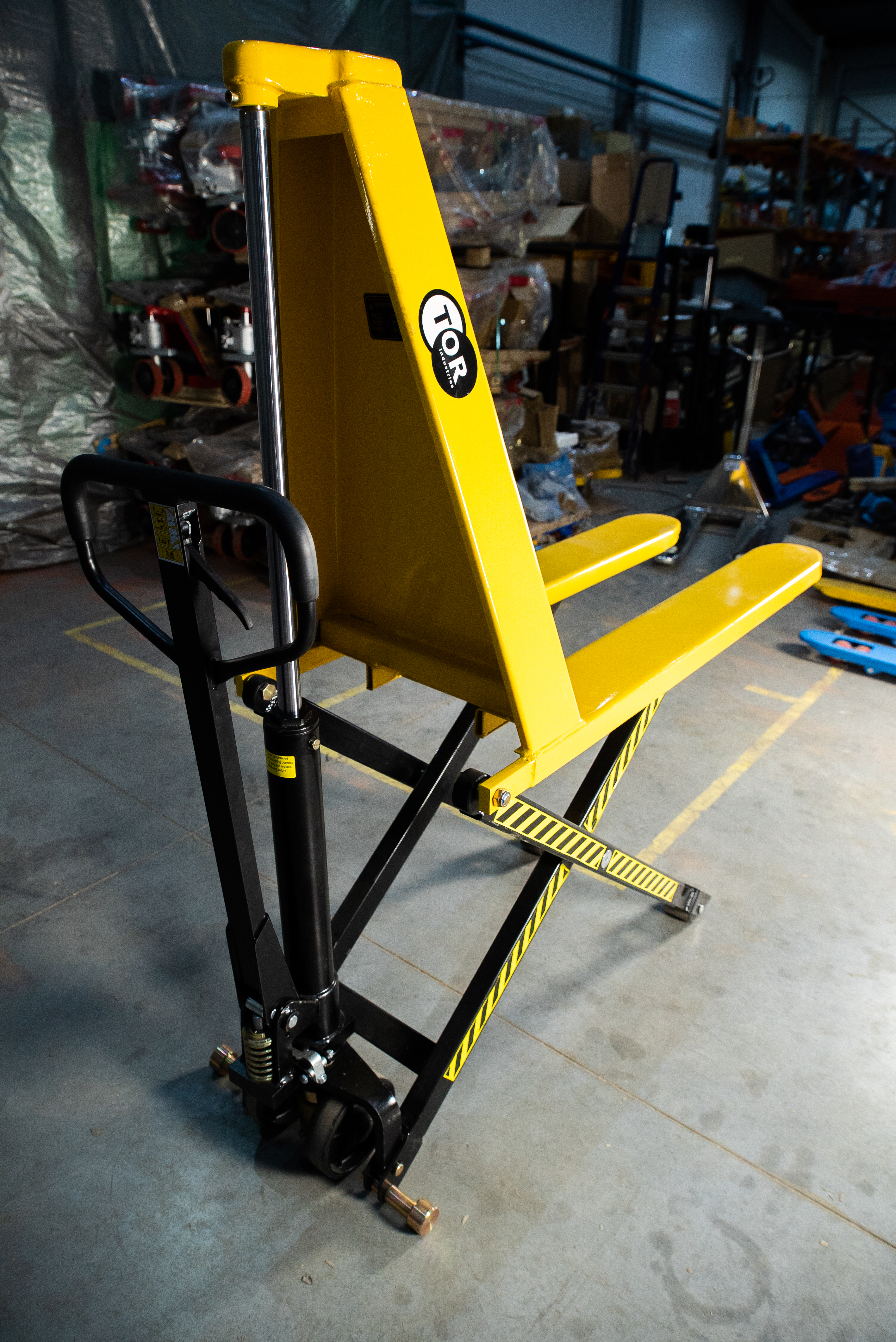 Тележка гидравлическая с ножничным подъемом 1500 кг 1150 мм полиуретановые колеса TOR HLS1500Q - фото