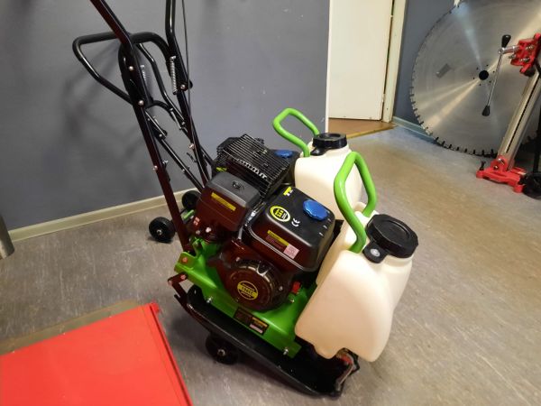 Виброплита Diamaster HIT-C60/6,5D (бак, колеса) - фото