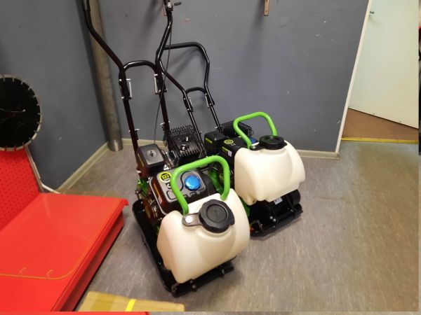 Виброплита Diamaster HIT-C60/6,5D (бак, колеса) - фото