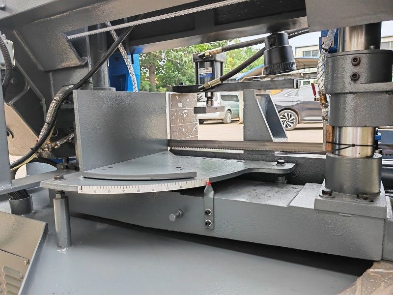 Двухколонный полуавтоматический ленточнопильный станок MetalTec BS 300CZ - фото