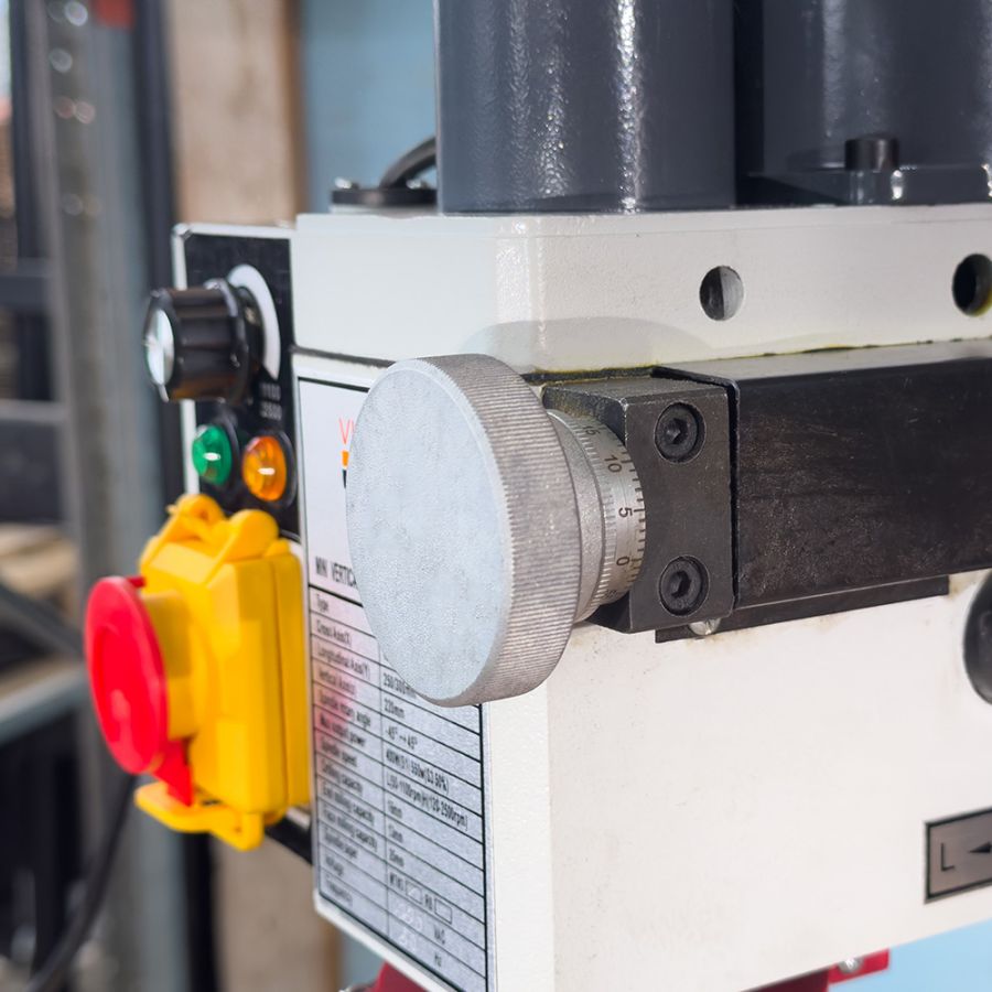 Вертикально-фрезерный станок VISPROM FPV-25LP - фото