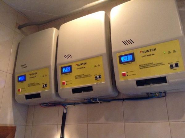 Стабилизатор электромеханический SUNTEK СНЭТ 8500 ЭМ - фото