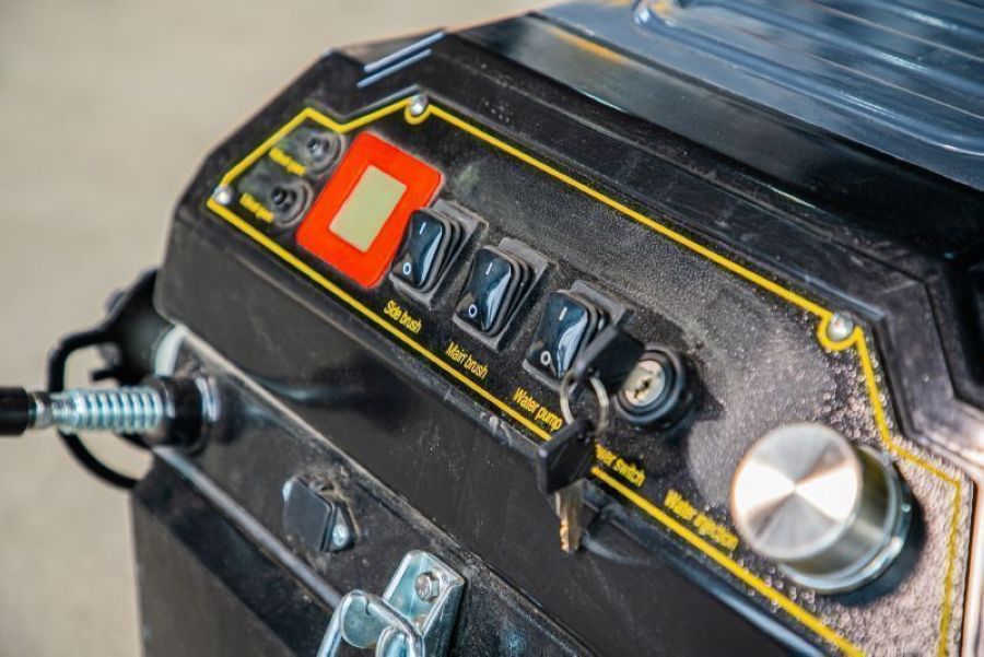 Подметально-уборочная машина TOR A100 с АКБ - фото