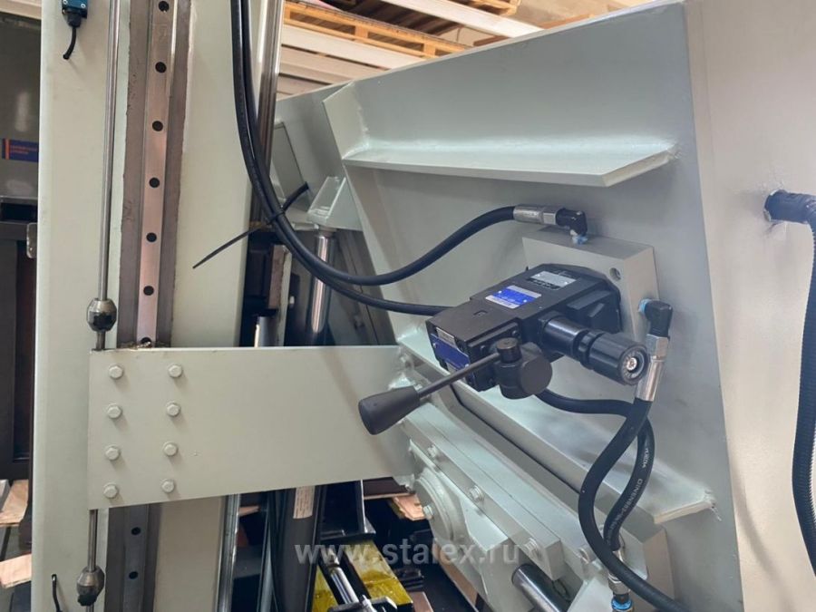 Двухколонный полуавтоматический ленточнопильный станок Stalex SBS-650 - фото