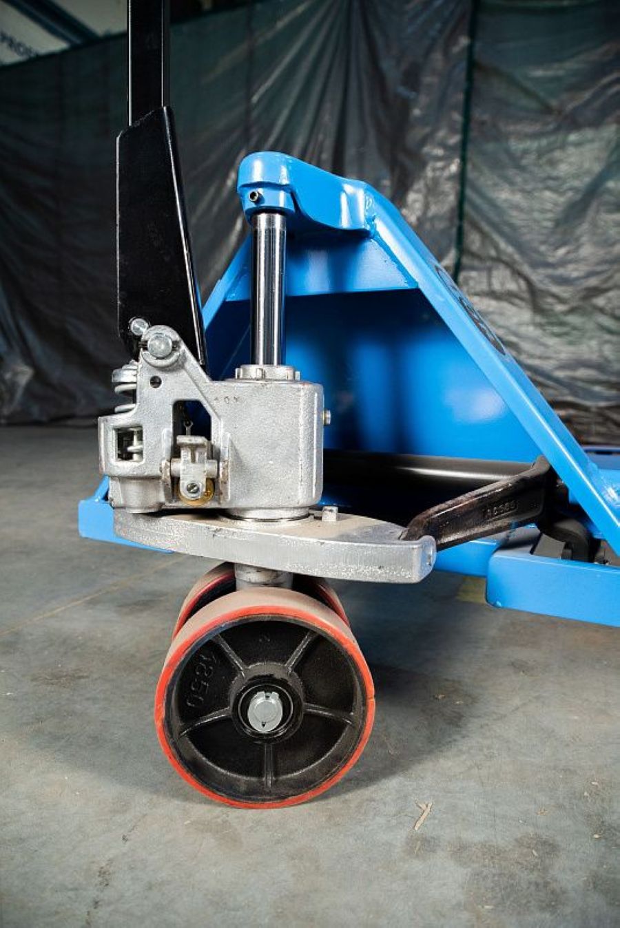 Тележка гидравлическая 2500 кг 1220х685 мм TOR RHP широковильная (полиуретановые колеса) - фото