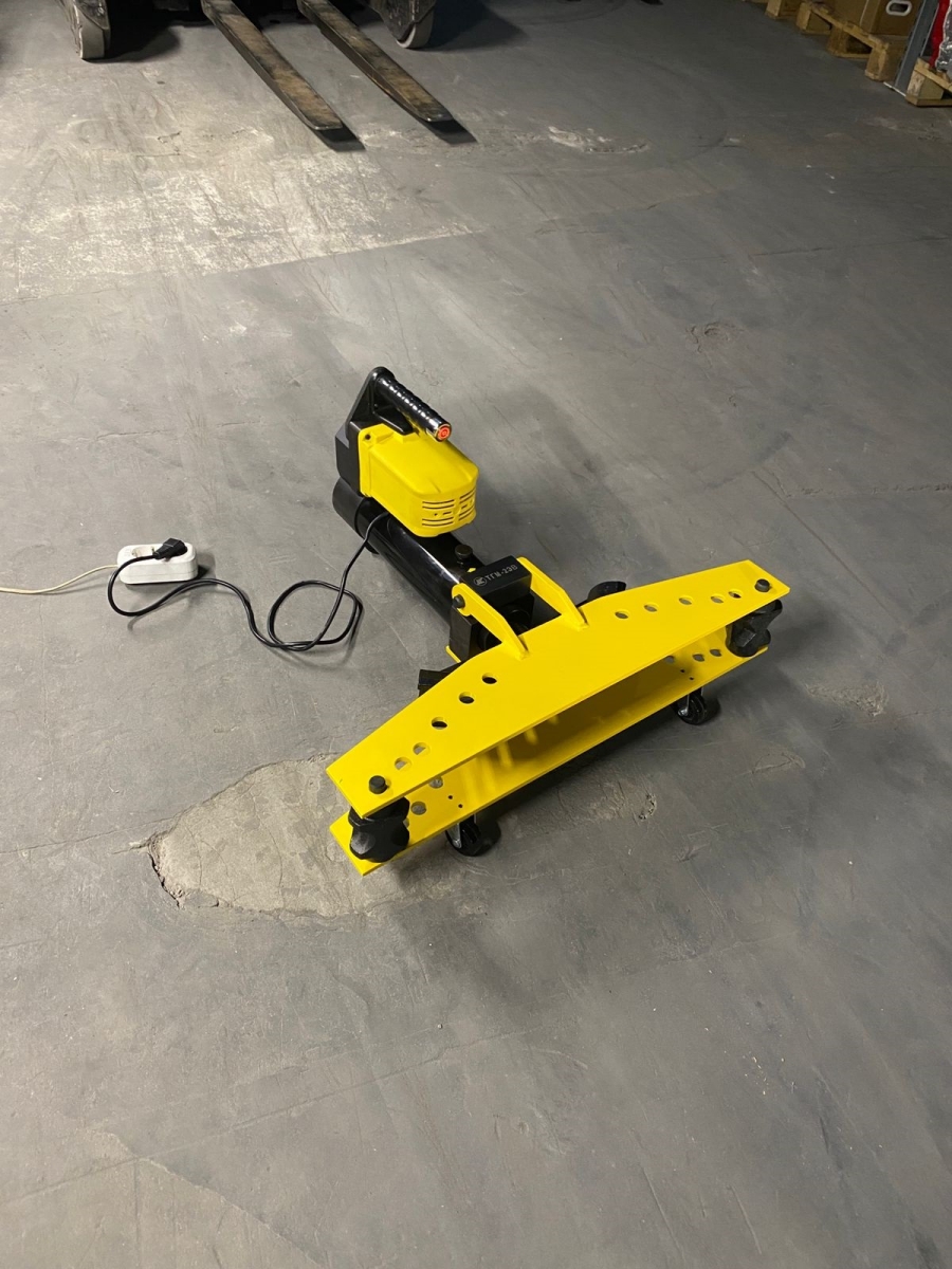 Трубогиб гидравлический с электроприводом ТГ-2ЭВ на треноге - фото