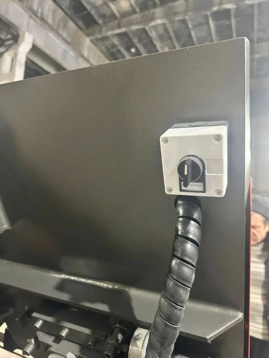 Двухколонный полуавтоматический ленточнопильный станок MetMachine LS4050-NH00T0 - фото